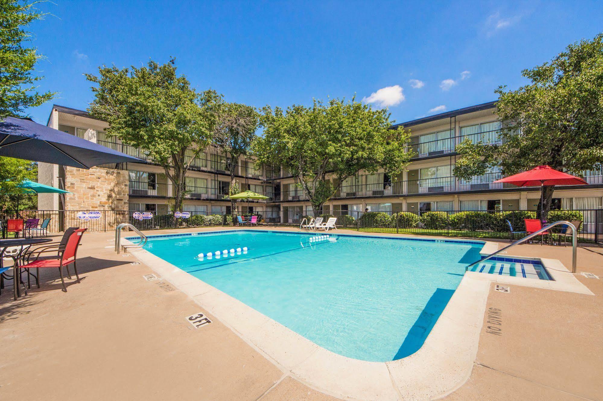 Econo Lodge Airport I-35 North Farmers Branch Extérieur photo